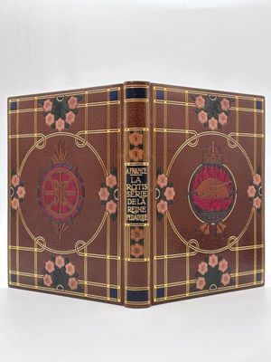 un livre marron orné de fleurs roses sur un fond blanc