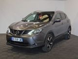 Le SUV Nissan argenté est garé dans un showroom au sol carrelé.