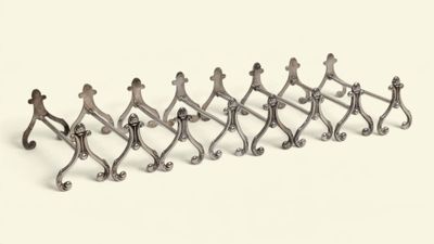 un gros plan sur un ensemble de crochets métalliques fixés au mur