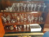 une armoire sur laquelle sont posés de nombreux verres