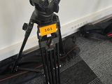 un trépied sur lequel est fixée une caméra, dans une pièce