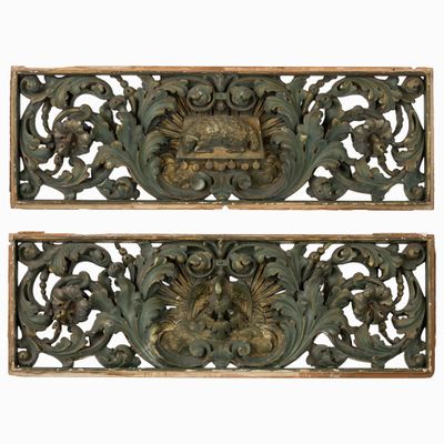 paire de plaques murales anciennes en fonte, ornées de lions et de fleurs