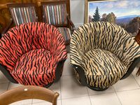 Deux fauteuils couverts de tissu zébré.