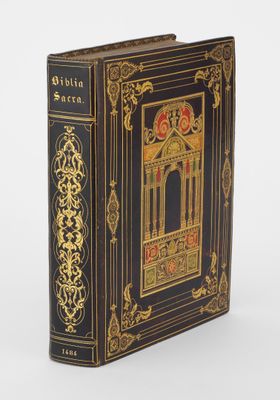un livre noir et doré sur lequel figure l'image d'un bâtiment