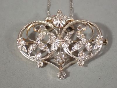 une photo d'un pendentif en forme de cœur en diamant, monté sur une chaîne en argent