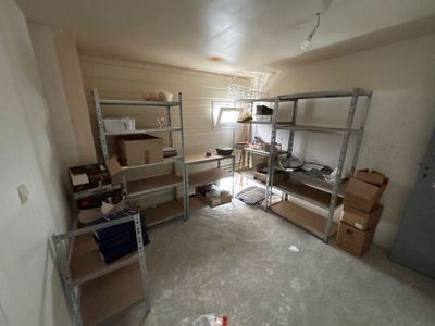 une photo d'une pièce remplie de cartons et d'étagères