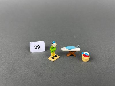une figurine représentant un homme assis à une table, à côté d'un calendrier