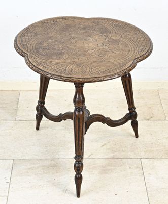 une petite table avec un plateau en bois sur un sol carrelé