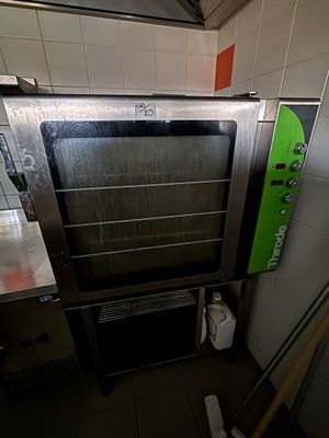 un grand four posé dans un coin de la cuisine
