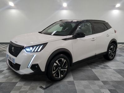 Un SUV blanc est garé dans une pièce au sol carrelé en damier.
