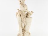 une statue blanche représentant une femme assise sur un vase