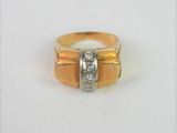 une image d'une bague en or et en diamant sur une surface blanche