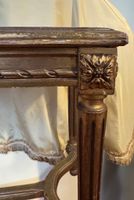 Banquette en bois doré, mouluré et sculpté de rosaces reposa… (photo 6)
