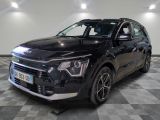 le 4x4 noir est garé sur un sol en damier dans le garage
