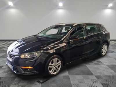 la photo d'une voiture noire garée dans un garage