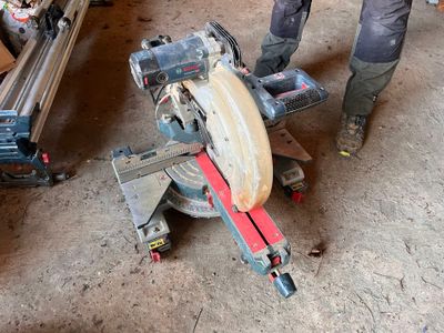 un homme qui travaille sur une machine dans le garage