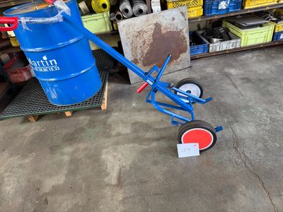un diable bleu muni d'un fût bleu et d'une poignée rouge