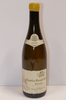 une bouteille de vin posée sur une table