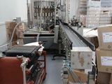 une machine qui déplace des cartons sur un tapis roulant