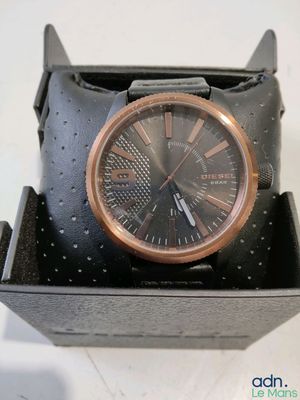 une montre qui se trouve dans une boîte sur une table