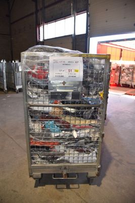 un chariot métallique contenant de nombreux articles dans un entrepôt