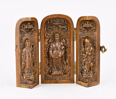 trois panneaux de bois sculptés représentant des personnages sur un fond blanc