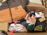 un carton rempli de vêtements et un sac
