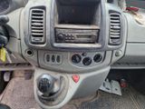 le tableau de bord d'une voiture, avec une radio et d'autres éléments à l'intérieur