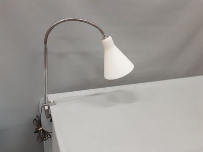 STILNOVO. Lampe de bureau avec bras flexible en métal chromé…