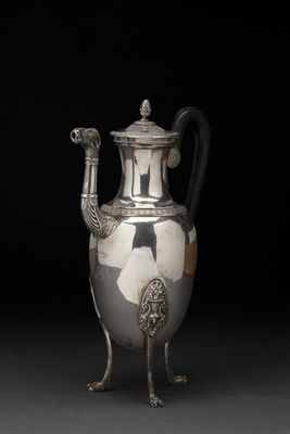 une image représentant un vase en argent avec un oiseau sur l'anse
