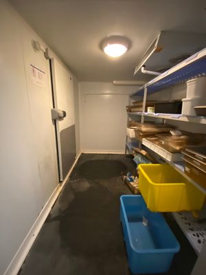 une pièce équipée d'étagères et de bacs de rangement