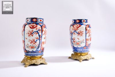 deux vases posés côte à côte sur une table