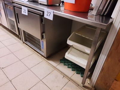 Plusieurs seaux remplis de nourriture sont posés sur une étagère dans une cuisine.