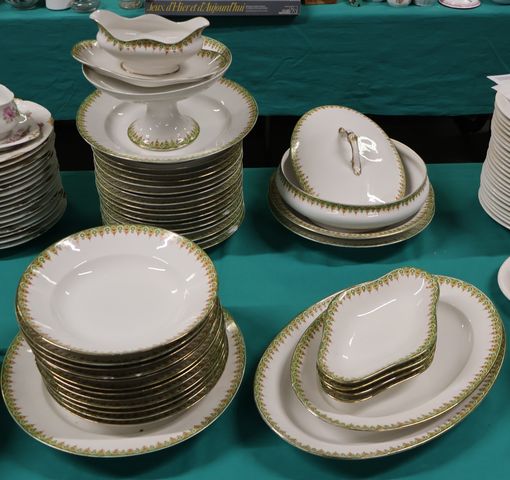 Partie de service en porcelaine à décor de guirlandes végétales, ...