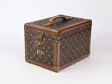 malle Louis Vuitton ornée de monogrammes et dotée de poignées en cuir