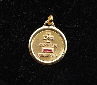 gros plan d'une médaille sur une surface noire