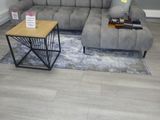 un canapé et une table dans un salon