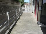un banc posé au bord de la rue