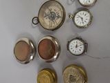 de nombreux types de montres de poche sur la table