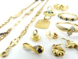 beaucoup de bijoux en or sur une surface blanche