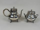 deux théières en métal argenté et un sucrier