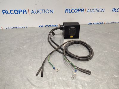 une image représentant une photo en noir et blanc d'un appareil électrique posé sur une table