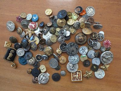 de nombreux types de boutons différents sur une table en bois