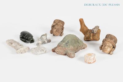 de nombreux types de roches et de pierres sur une surface blanche