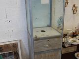 une armoire haute équipée d'un lavabo dans une pièce