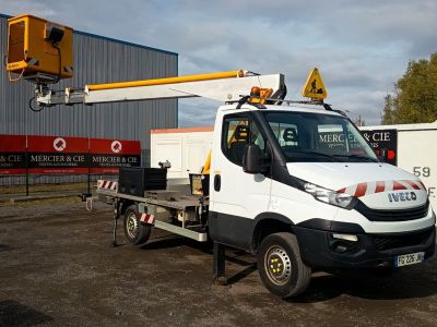 un camion blanc avec une grue à l'arrière