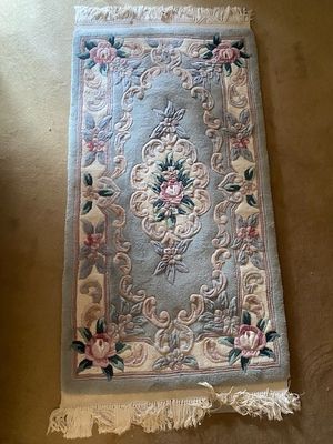 un tapis posé par terre à côté d'une chaise