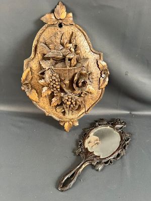 Bouquetière murale en bois patiné, estampé et sculpté d'un p…