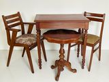 une petite table et deux chaises dans une pièce