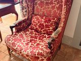 une chaise rouge et blanche ornée d'un motif rouge et blanc